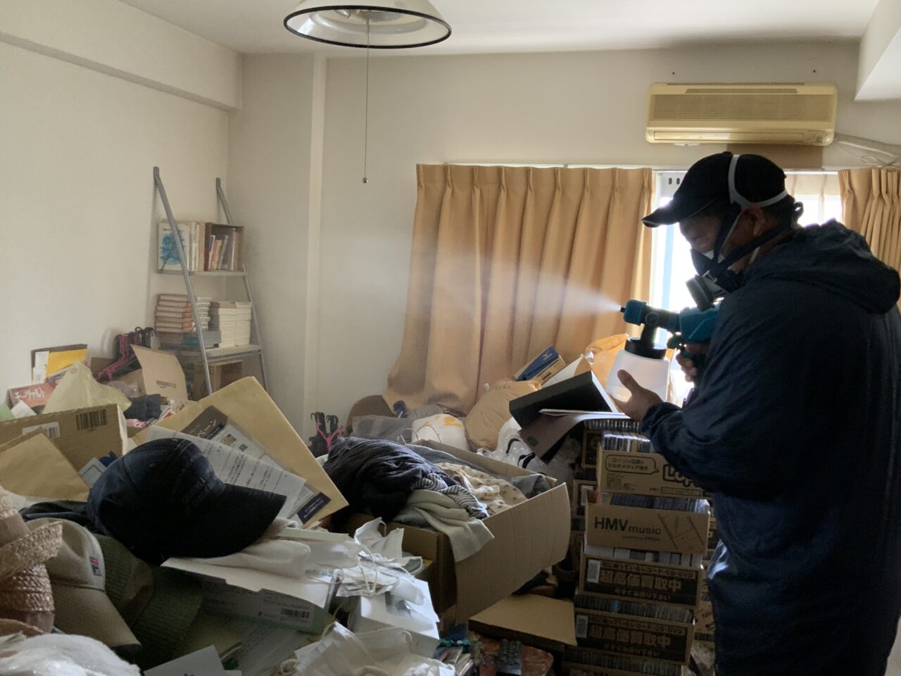 孤独死したお部屋の中で作業前後の消毒をしている様子