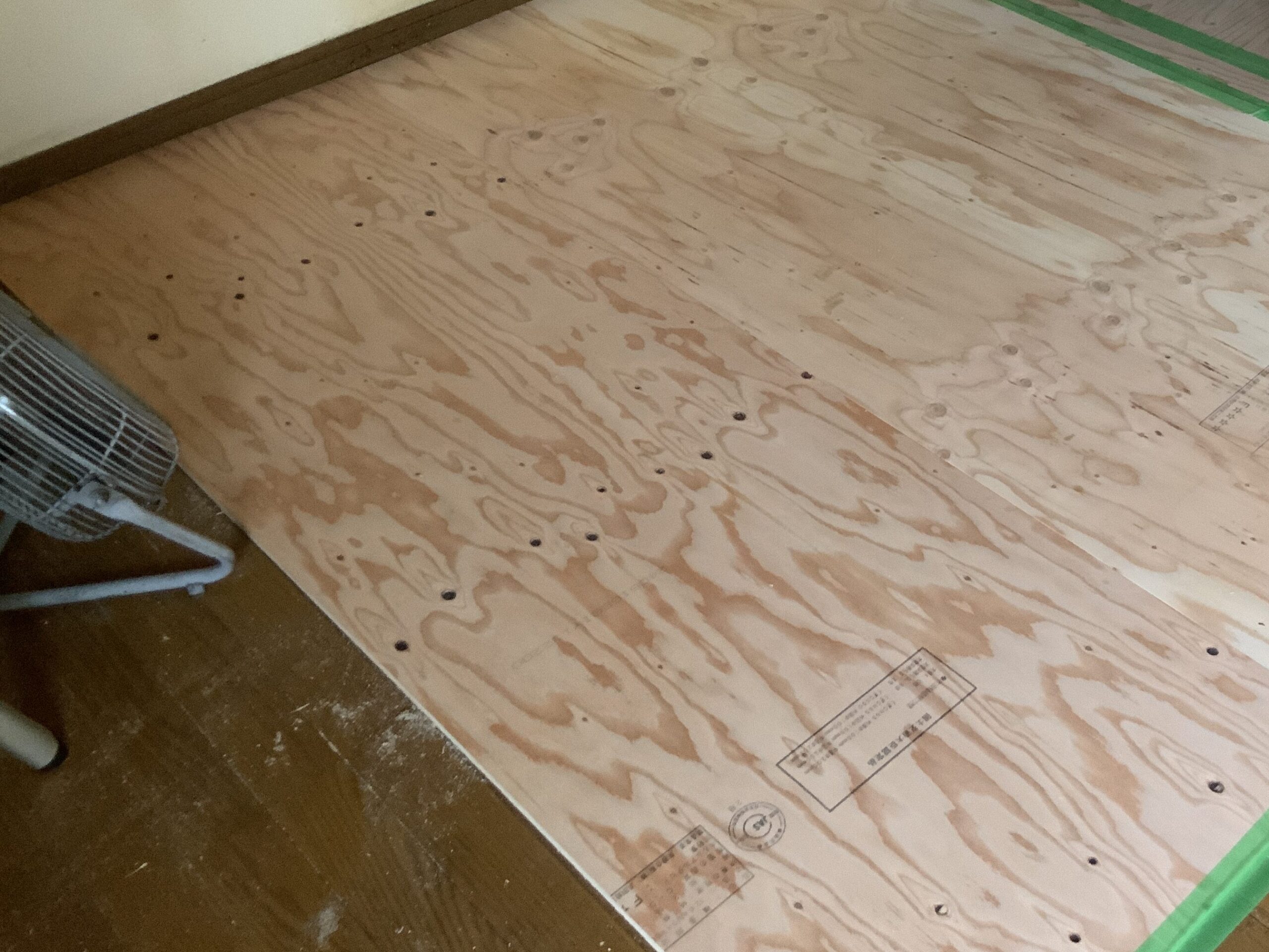 床に捨て貼り施工をしてにおいのない空間に戻った部屋