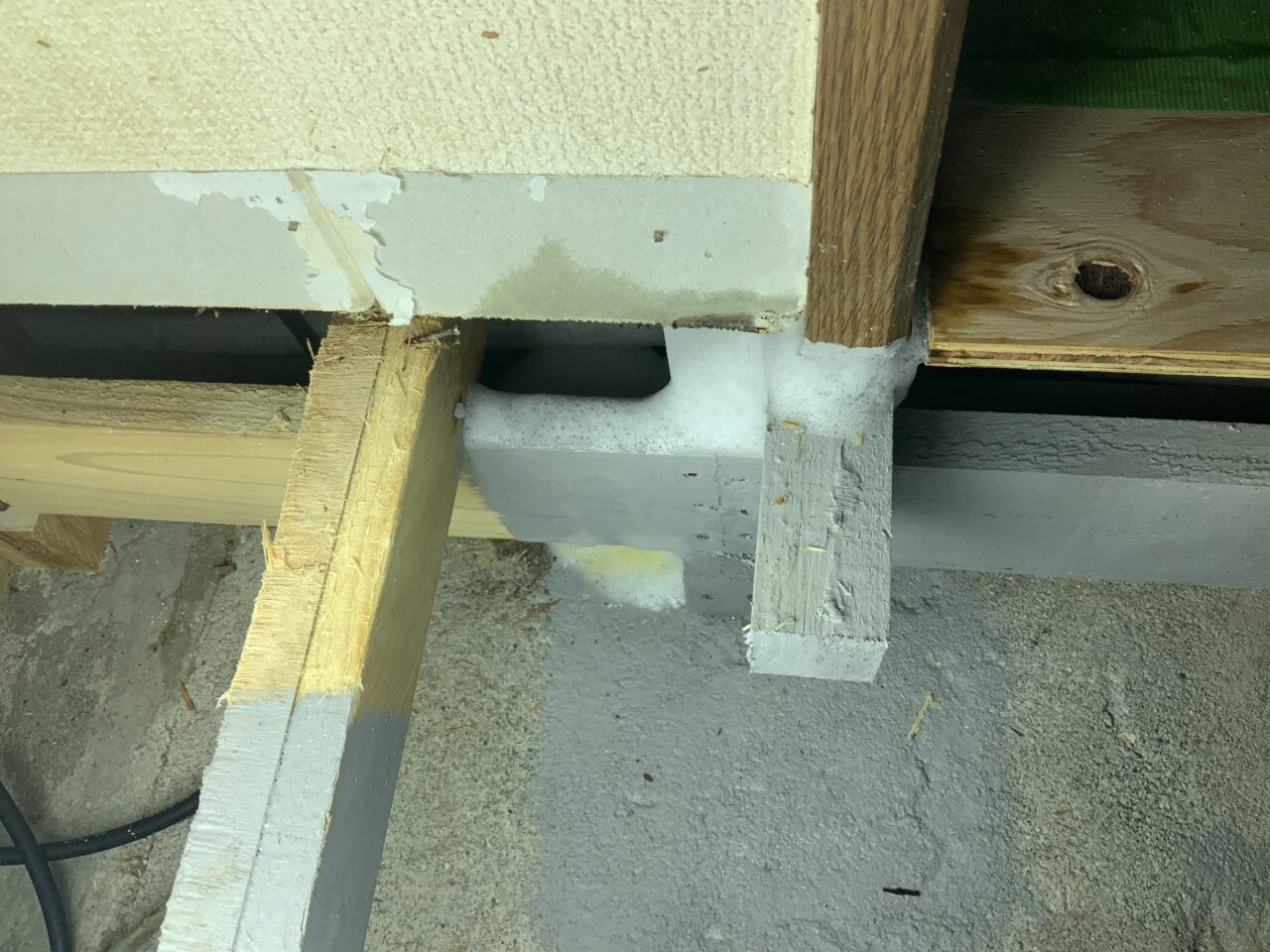 バイオ洗浄でしみ込んだ体液の染み出しをしている様子