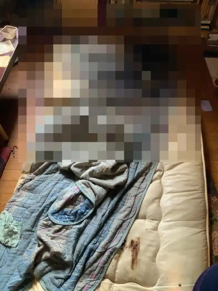 布団の上で男性が孤独死していた遺体跡の様子