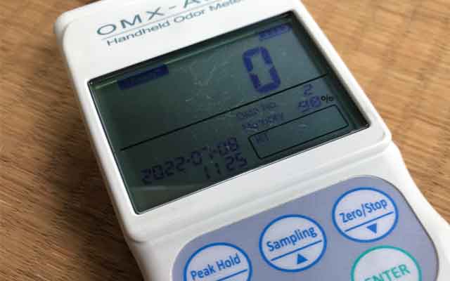 腐敗臭の臭気測定器OMX-ADMで臭気を計っている様子