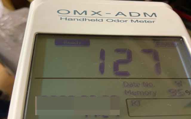 孤独死の腐敗臭をOMX-ADMで測定している様子