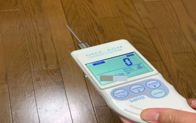 施工後に臭気測定器でにおいが落ちたことを確認している様子