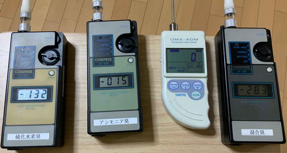 臭気測定器をならべて孤独死の腐敗臭を調べている様子