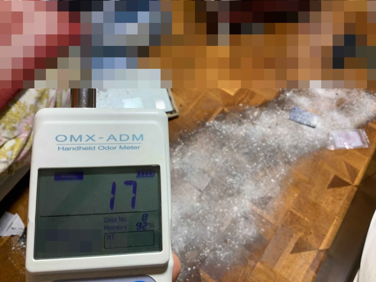 初動処置後に臭気測定器OMX-ADMにて計測している様子17ppm