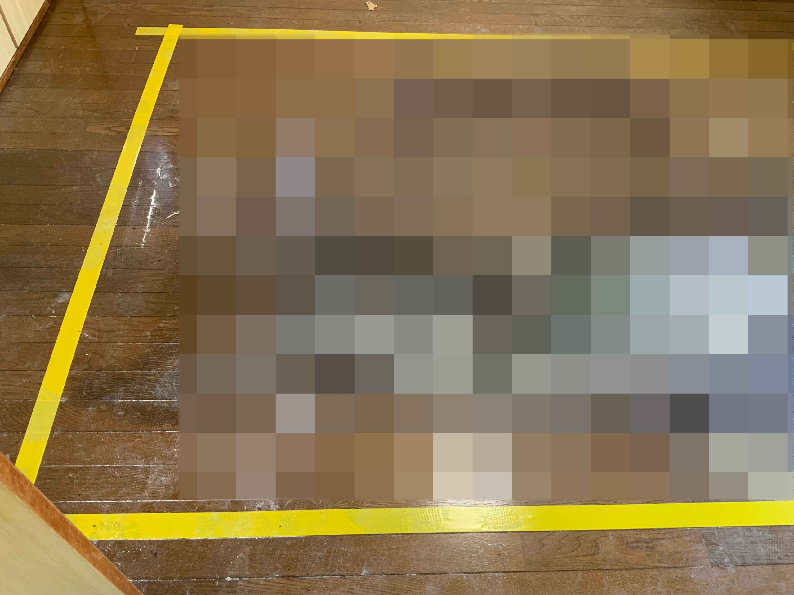 長期間発見されなかった床にはくっきりと遺体跡がついていた様子（モザイク）