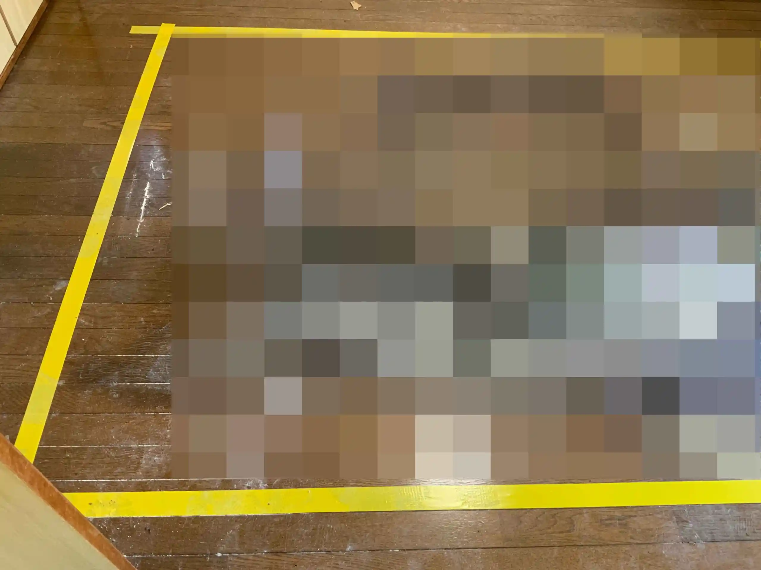 長期間発見されなかった床にはくっきりと遺体跡がついていた様子（モザイク）