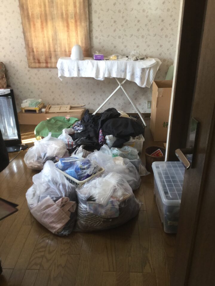 取手市の孤独死のあった部屋の遺品整理の様子