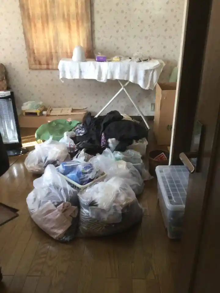 取手市の孤独死のあった部屋の遺品整理の様子