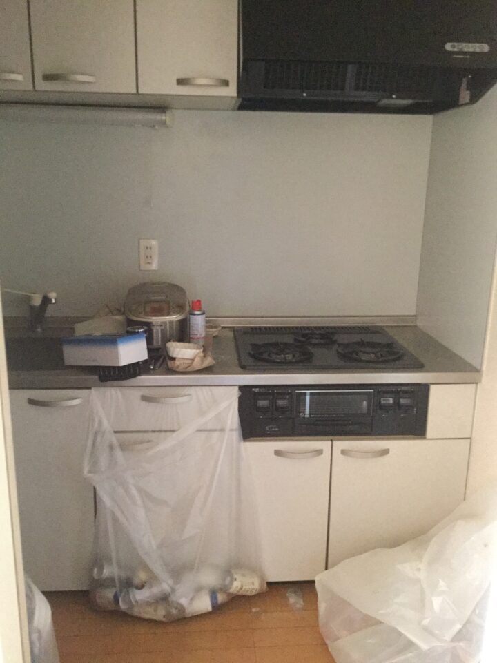 取手市の孤独死があった部屋のキッチンがそのままになっている様子