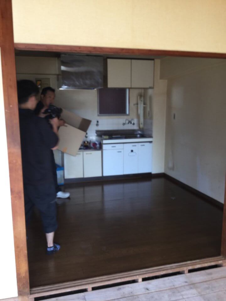 板橋区の特殊清掃現場で何をすればよいか熟知しているので現場でスタッフ同士が連携している様子