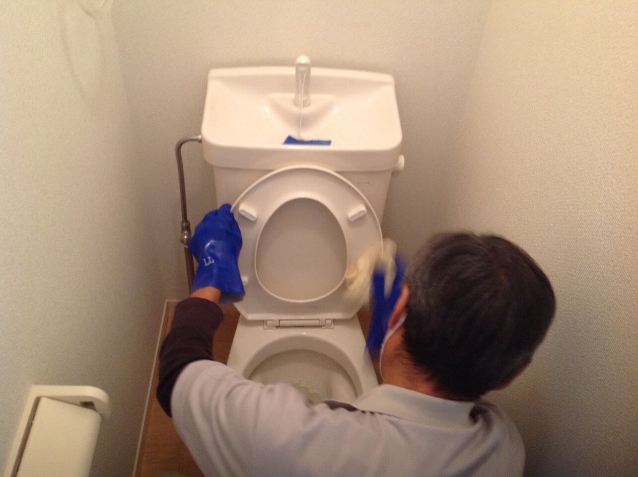 板橋の特殊清掃現場でトイレなど全体のクリーニングをしている様子