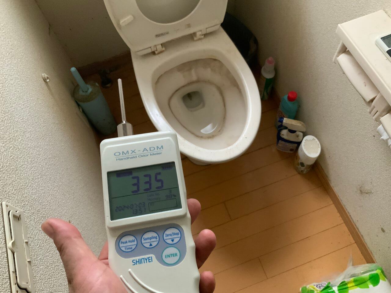 石岡市の孤独死の特殊清掃現場で臭気を計ったら335ppmの数値を出していた様子