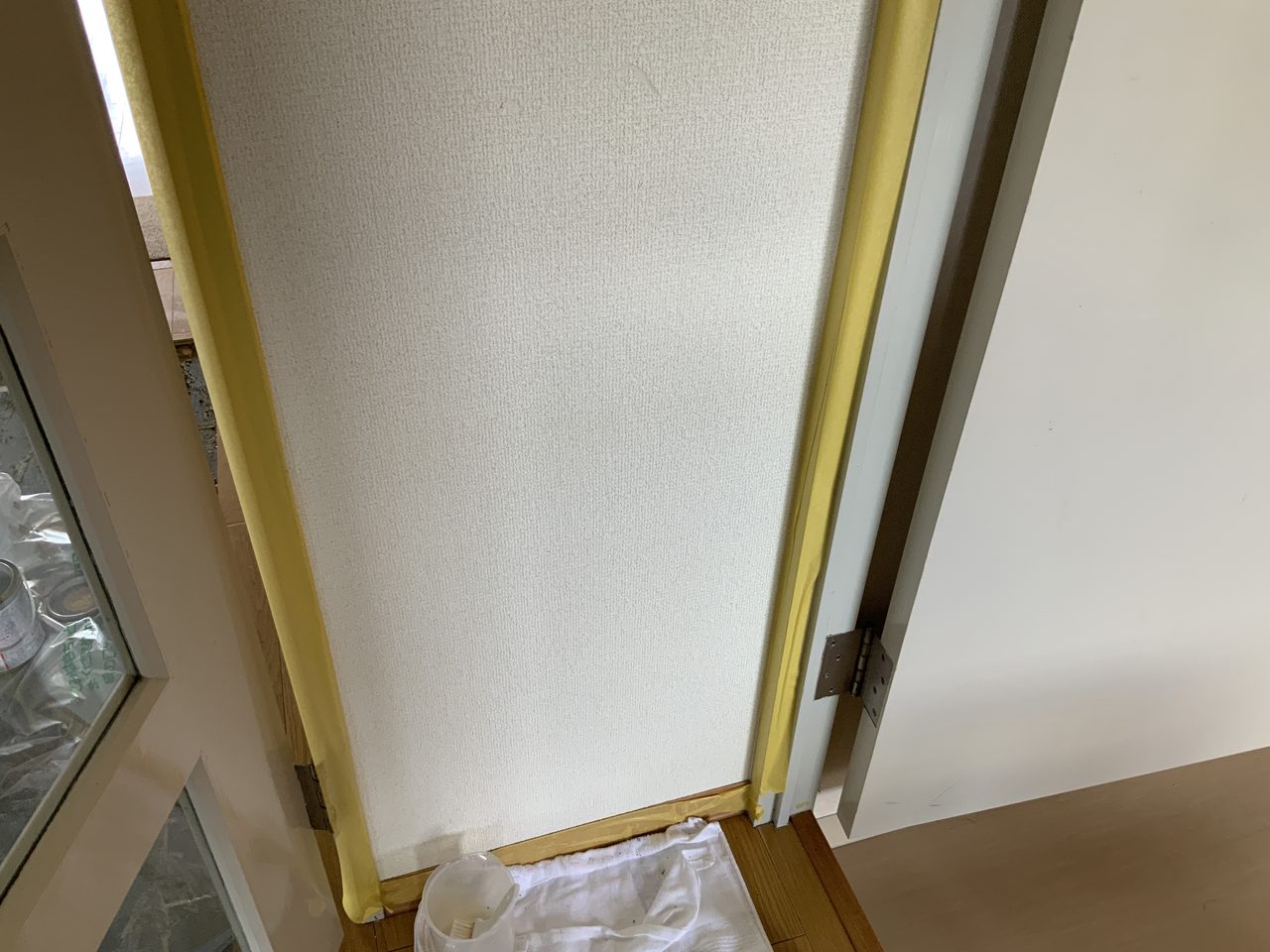洗浄後の壁紙 変色と臭気が改善した状態
