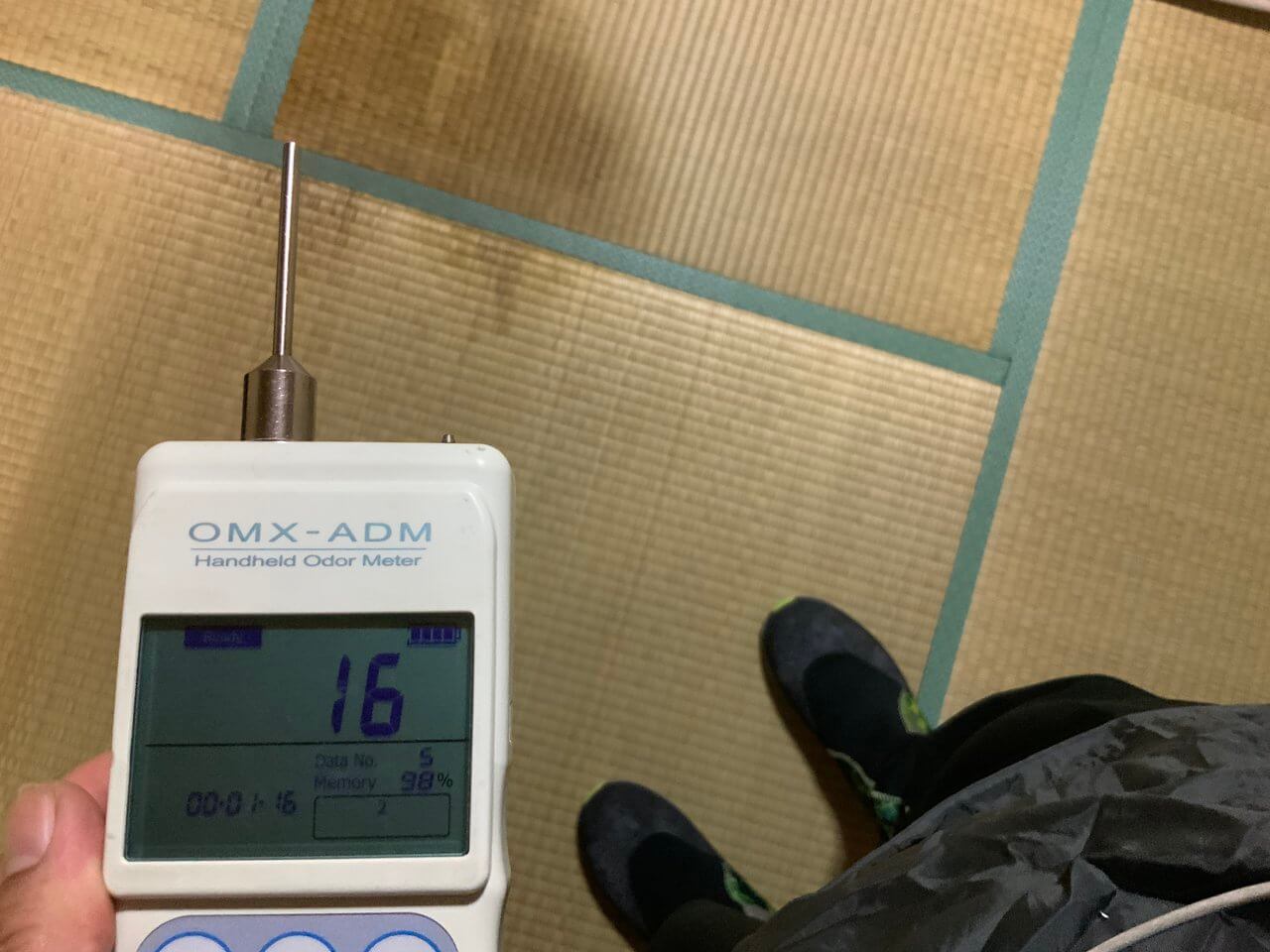 石岡市の孤独死の特殊清掃現場で臭気が落ちないことに苦戦している様子