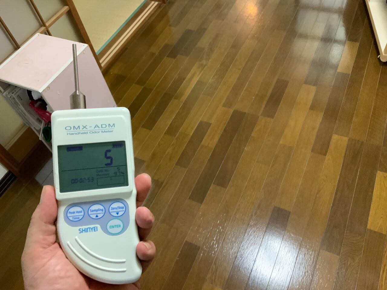 石岡市の孤独死の特殊清掃現場で無事に臭気が335ppm~5ppmに落ちたことを確認している様子