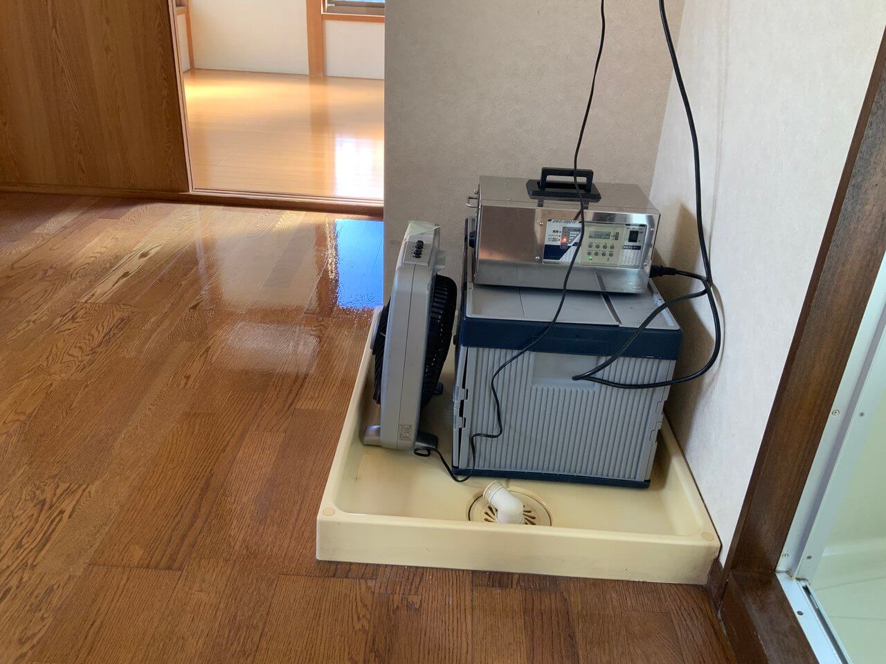 オゾン脱臭機で空間のにおいを除去している様子
