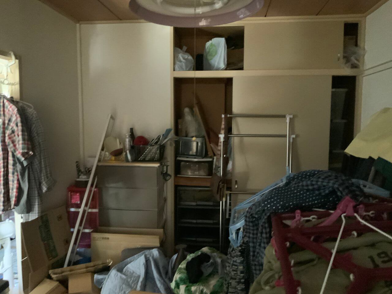 笠間市の孤独死した部屋に合った遺品の様子